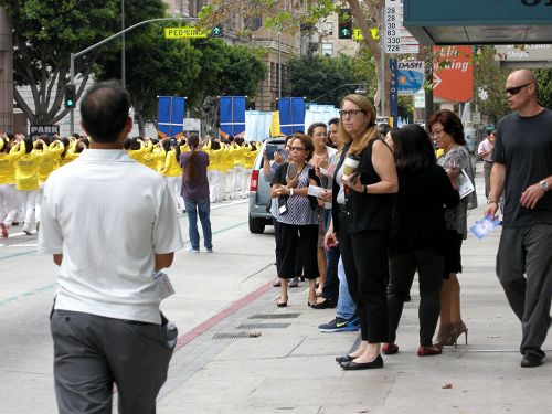 很多大公司的員工聽到天國樂團震撼人心的演奏曲，紛紛走到街上觀看遊行，了解真相。