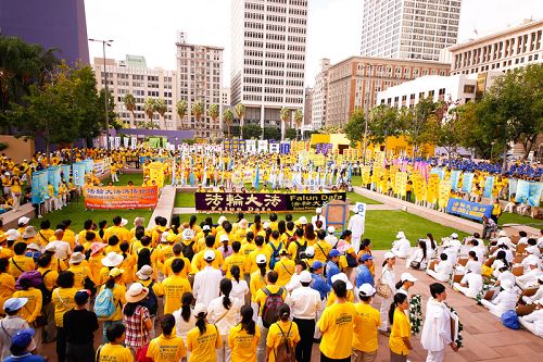 十月十五日上午，法輪功學員在洛杉磯市中心潘興廣場（Pershing Square）舉行大型集會，呼籲制止迫害、法辦迫害元凶江澤民。