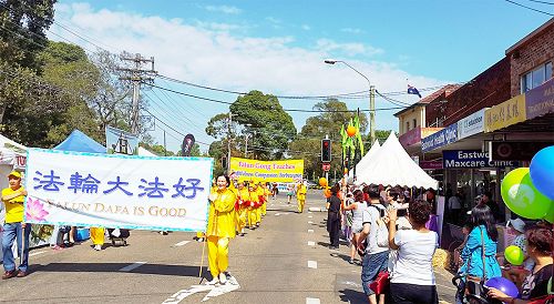 圖1-3：悉尼法輪功學員應邀參加北部伊斯特伍德（Eastwood）的最大慶典活動--青蘋果節（Granny Smith Festival）受歡迎，其中的「法輪大法好」花車獲得一等獎。