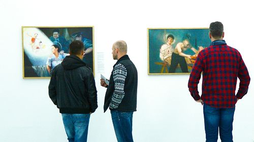 圖2：展出的作品揭露中共對法輪功學員的酷刑折磨，讓很多觀眾深受觸動。