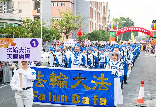 圖1：法輪功學員組成的天國樂團，引領彩妝遊行隊伍，莊嚴祥和、吸引很多人潮觀看