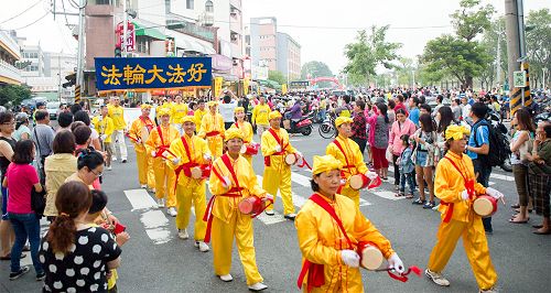 圖6：活潑親切的腰鼓隊，帶來喜氣，民眾倍感親切