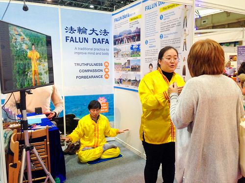 圖1－3：二零一五年十月二十三日至二十五日，法輪功學員倫敦身心健康節介紹法輪功、展示真善忍的美好