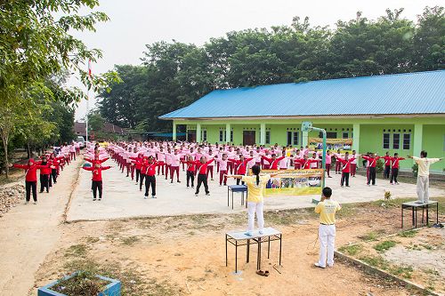 圖1-2：約兩百位大專生在操場學煉法輪功五套功法