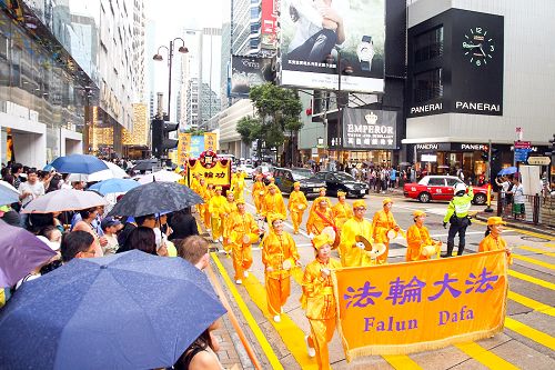 圖：法輪功學員的遊行隊伍平和理性獲好評。