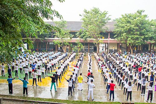 圖1-3：巴丹島「和諧」中學與「和諧」專科約四百位師生集體晨煉法輪功的五套功法