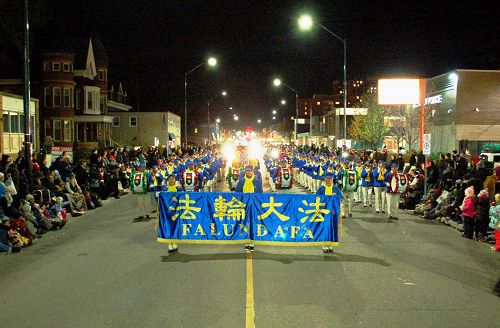 圖2：多倫多天國樂團在安省倫敦市聖誕節大遊行中