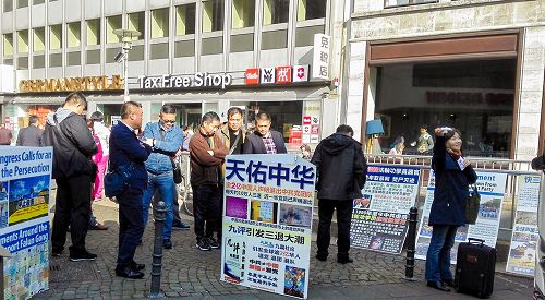 圖1-2：法輪功學員在德國科隆大教堂（Cologne Cathedral， Germany）設立了真相點，傳播真相。