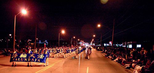 圖2：二零一五年十一月二十一日，多倫多天國樂團參加喬治敦市（Georgetown）聖誕大遊行。