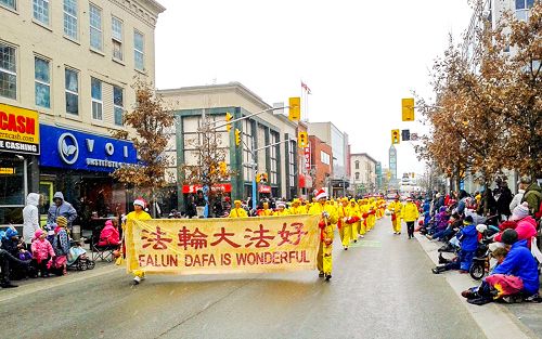 圖3：二零一五年十一月二十一日，多倫多腰鼓隊參加基奇納（Kitchener）聖誕大遊行。