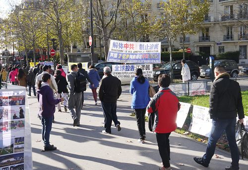 圖1-2：法輪功學員在艾菲爾鐵塔下設立真相景點，讓許多大陸遊客有機會了解真相。