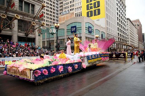 圖4：法輪功學員精心製作的蓮花造型花車