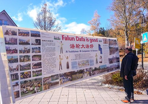 圖：法輪功學員在德國著名旅遊景點黑森林緹緹（Lake Titisee，Black Forest，Germany）湖舉辦了法輪功信息日，傳播法輪功真相。