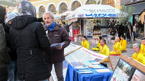 圖3-5：二零一五年十二月十二日，希臘法輪功學員市中心火車站廣場介紹功法，徵簽訴江