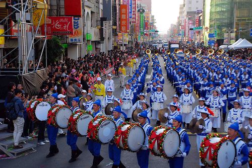 圖3-4：天國樂團經過，嘉義市民歡欣鼓舞