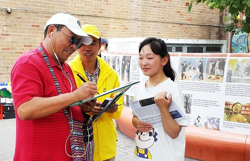 西藏人喇嘛（Lama，左）譴責中共迫害法輪功