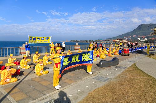 圖2：腰鼓隊表演，歡迎大陸遊客來了解法輪功真相。