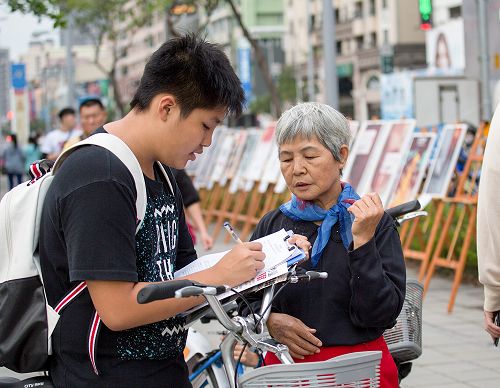 圖6－8：民眾了解真相，簽名聯署舉報，聲援訴江大潮。