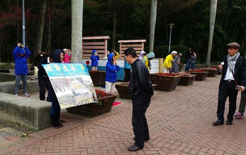 大陸民眾駐足觀看真相展板