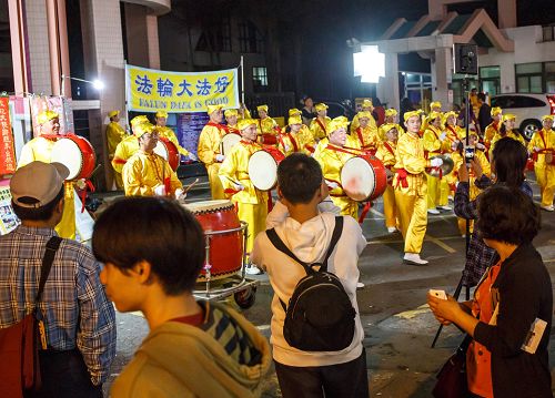 法輪功腰鼓隊表演，吸引了很多民眾和大陸遊客駐足觀賞、拍照，也有不少大陸遊客明白了法輪功真相聲明三退。