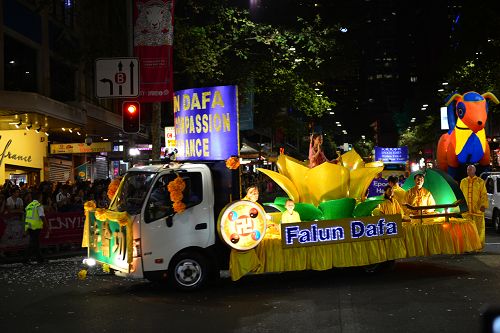 法輪功學員精緻的花車