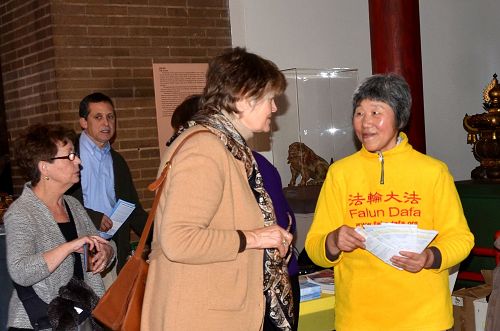 圖1： 在賓大博物館的中國新年慶祝活動中，法輪功展台前人流不息，民眾紛紛了解和索要法輪功真相資料，並要求教煉功。