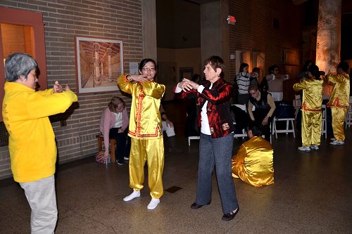 圖4： 賓大博物館中國新年慶祝活動的組織者專門給法輪功學員安排了30分鐘做法輪功功法演示。演示結束後，許多人興趣盎然地學煉。