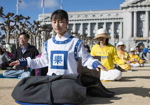 法輪功學員在市府廣場煉功