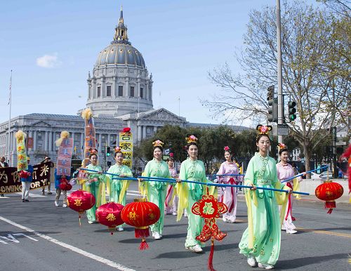 遊行隊伍從市政府前出發