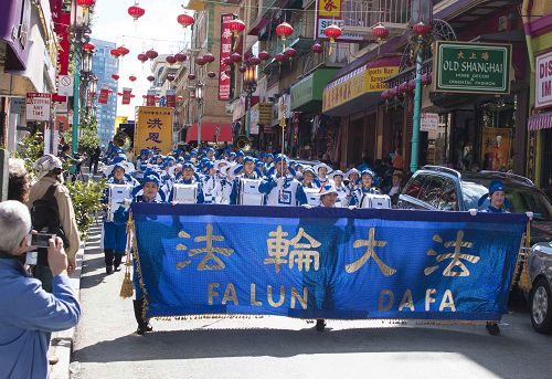 天國樂團在中國城演奏