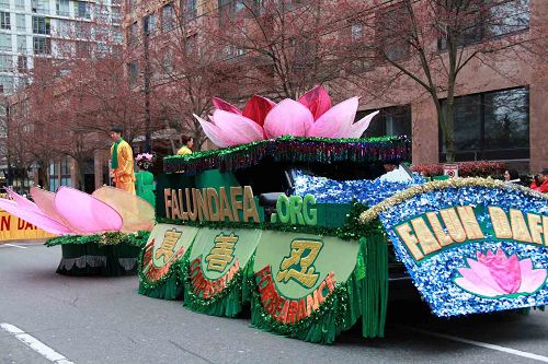 市民稱讚真善忍花車美麗，帶來春天氣息