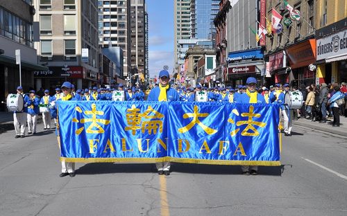 多倫多天國樂團參加第二十八屆聖派翠克節遊行（St. Patrick's Parade）經過主席台受歡迎。