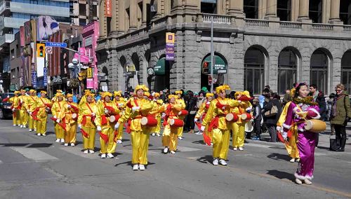 法輪功學員組成的腰鼓隊參加第二十八屆聖派翠克節遊行（St. Patrick's Parade）受歡迎。