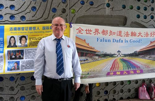 帕拉瑪塔市議員安德魯•威爾遜（Andrew Wilson）前來支持法輪功學員在當地講真相活動