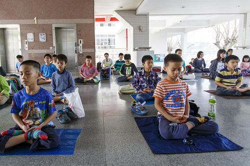 二零一五年三月二十二日，台灣南區部份法輪功學員在高雄市國光中學舉辦一日學法，大法小弟子在集體煉功。