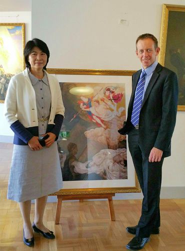 澳洲首都行政區綠黨議員拉滕伯裏（Shane Rattenbury）（右）與畫展義工在畫作前留影。