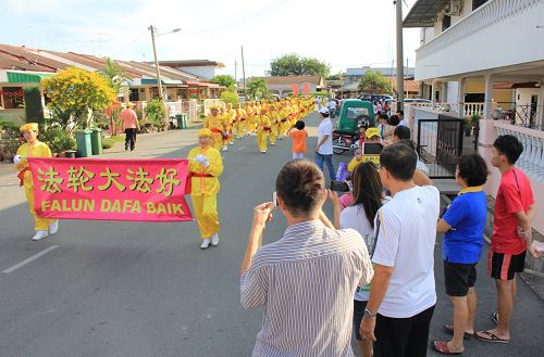 法輪功學員來到了彭亨州直涼舉行新年遊行，吸引了許多民眾追隨觀看。