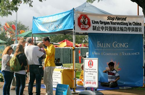 圖1-3：法輪功學員在西澳Bunbury一年一度的跑馬秀和鄉村展會上介紹功法，傳播真相