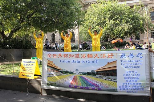 位於繁華市中心的省立圖書館（State Library）前，墨爾本法輪功學員利用週末時間向民眾講真相和徵集反迫害簽名。