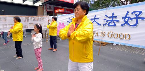 圖1：法輪功學員在揭露中共活摘器官活動現場演示功法