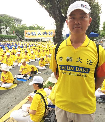 圖9： 桃園高中從事教官工作的鄧伯修表示，十六年來法輪功學員不斷向世人講清真相，在是非善惡面前，人們看清了中共的謊言，明白法輪功是正的。