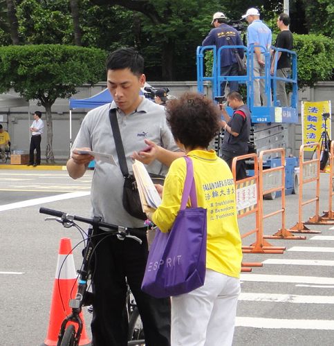 圖7-8：法輪功學員向民眾遞傳單、講真相。