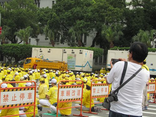 圖4：壯觀的煉功場面吸引民眾拍照。