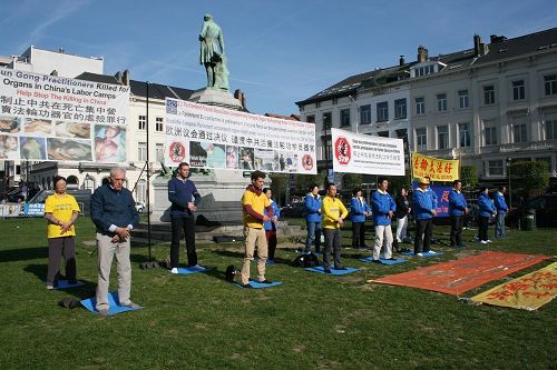 圖9：法輪功學員在橫幅下的功法展示