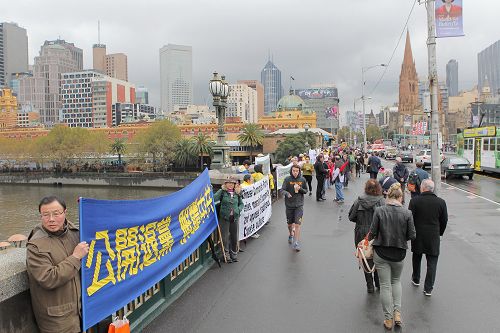 「四二五」十六週年，墨爾本學員築勇氣長城 。