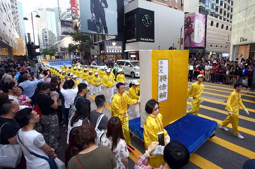 法輪功學員的遊行隊伍展現法輪大法的美好與殊勝，吸引民眾及強烈震撼來自中國大陸的遊客，紛紛拍照留念。