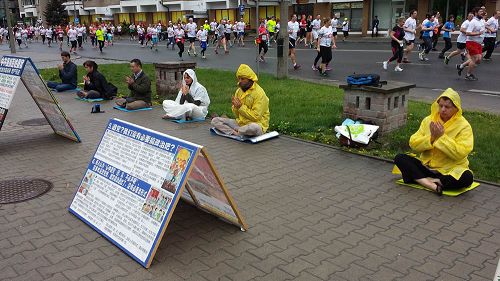 二零一五年四月二十六日，波蘭法輪功學員中使館門前靜坐，紀念四•二五