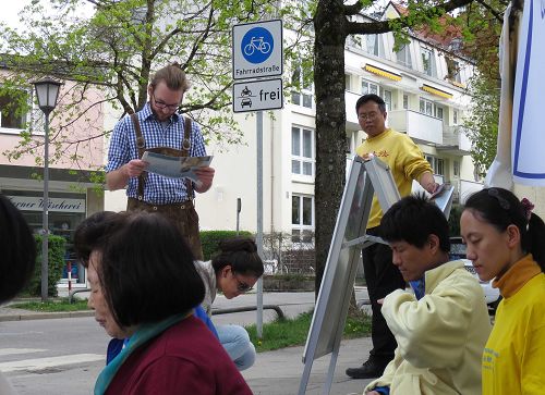 圖1：德國民眾了解法輪功受中共迫害的真相。