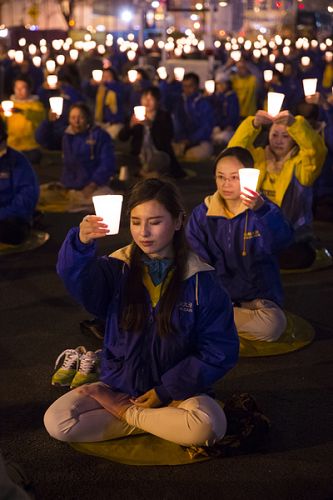 圖1-4：紐約法輪功學員在中領館前燭光靜坐，紀念「四•二五」十六週年。