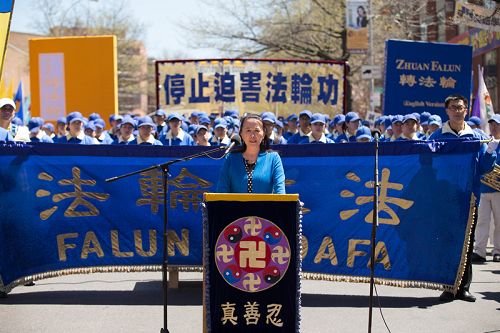 「全球退黨服務中心」主席易蓉在集會上發言